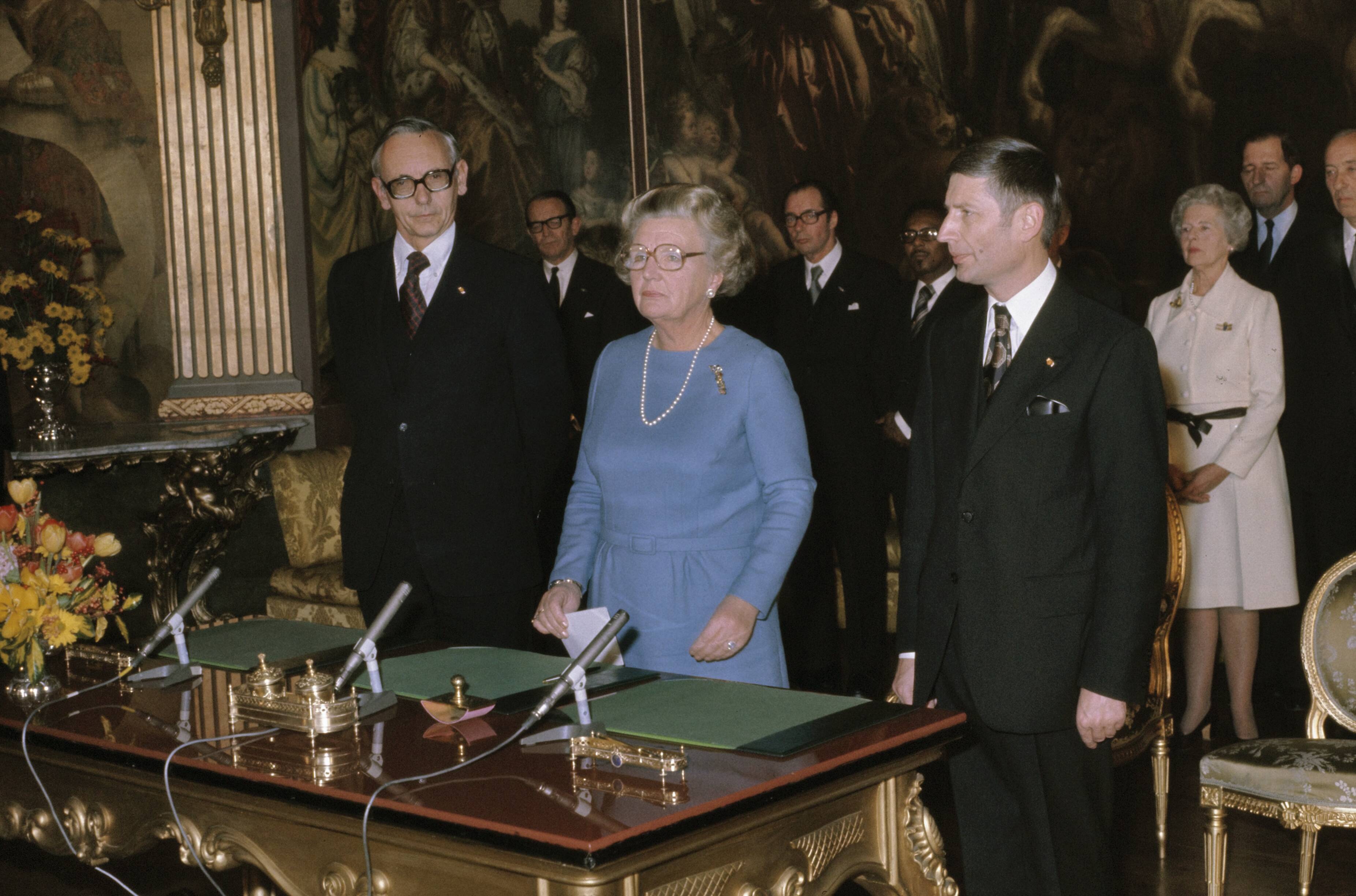 Königin Juliana unterzeichnet die Anerkennungsurkunde der Republik Surinam im Huis ten Bosch; Max van der Stoel and Dries van Agt (r.)', 1975-11-25
